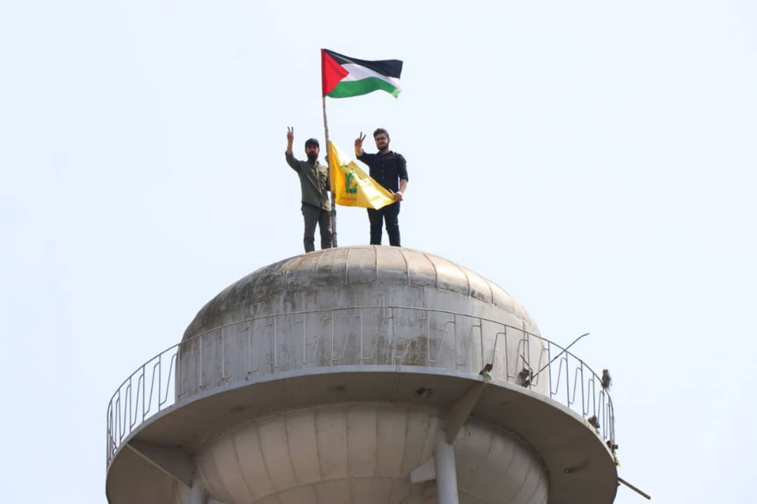تصاویر| نصب پرچم فلسطین و حزب الله لبنان بر فراز دانشگاه آزاد اسلامی لاهیجان