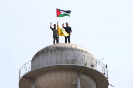 تصاویر| نصب پرچم فلسطین و حزب الله لبنان بر فراز دانشگاه آزاد اسلامی لاهیجان