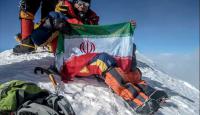 فیلم| کوهنورد ۶۳ ساله ایرانی پرچم ایران در قله «اورست» را بوسید