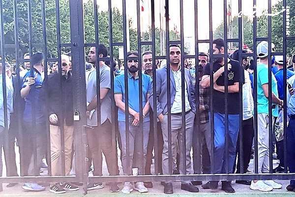 پیشکسوتان استقلال پشت در آزادی ماندند