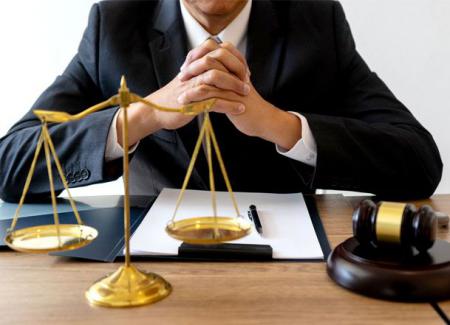 چگونه بهترین وکیل پایه یک دادگستری را انتخاب کنیم؟
