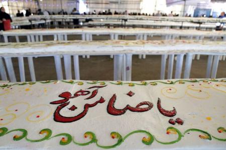  پذیرایی از زائران امام رضا با کیک ۳۰۰ متری