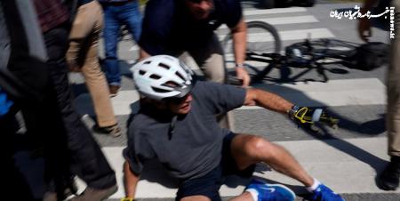  فیلم| سقوط بایدن از روی دوچرخه