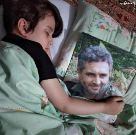 عکس| خواب آرام فرزند شهید صیاد خدائی در کنار تصویر پدر