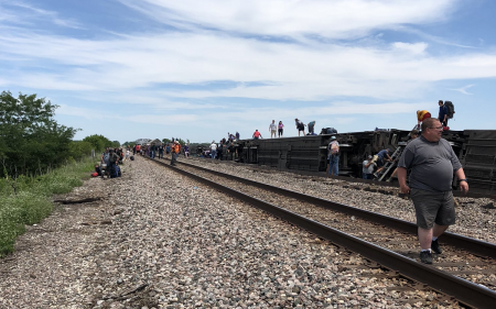 واژگونی قطار در آمریکا در پی برخورد با کامیون +عکس