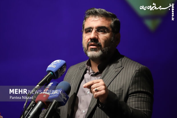 به هویت ایرانی و اسلامی، در مسئله حجاب و عفاف توجه داریم