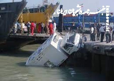 سقوط کامیون به داخل دریا در اسکله بندر پل
