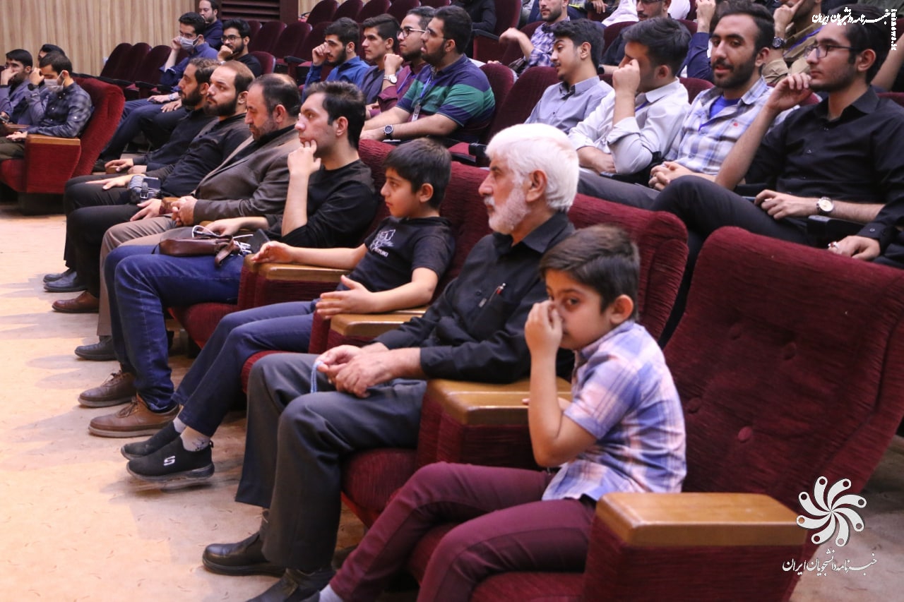 تجلیل از خانواده شهدا در نشست سالانه اتحادیه اسلامی دانشجویان مستقل
