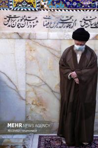 عکس| غبارروبی مضجع مطهر رضوی توسط رهبر انقلاب