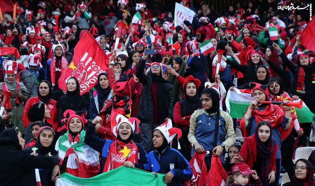 عکس|  اولین حضور دختران پرسپولیسی در ورزشگاه آزادی