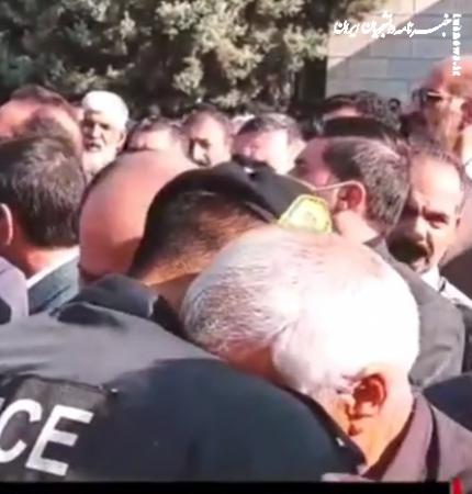 فیلم| اشک‌های پدر شهید در آغوش پلیس