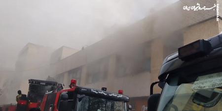 فیلم|  آتش‌سوزی ساختمان تجاری در پارک‌وی