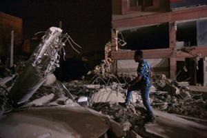 فرو ریختن بخشی از سازه متروپل آبادان