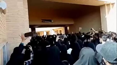 حمله دانشجویان هیز پسر به سلف دختران در دانشگاه +فیلم