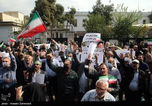 تصاویر| تجمع خانواده‌های شهدا و جانبازان مقابل سفارت آلمان