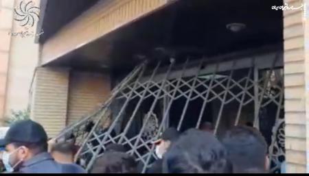 حمله دانشجویان به دفتر ریاست دانشگاه امیرکبیر/ درب را از جا کندن +فیلم