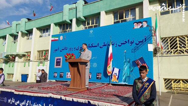 وظیفه دانش آموز در مقابل استکبار تنبلی نکردن است