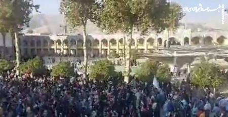 فیلم| تجمع دانش آموزان در کنار قبور شهدای حمله تروریستی شیراز