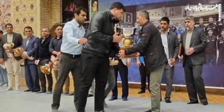 اهدای جام قهرمانی جهان کشتی فرنگی به پدر شهید آرمان علی‌‌وردی