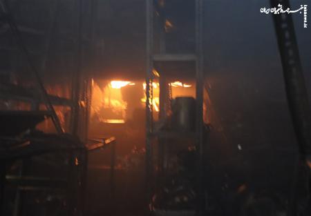 آتش‌سوزی گسترده در کارخانه تولید روغن موتور مبارکه اصفهان