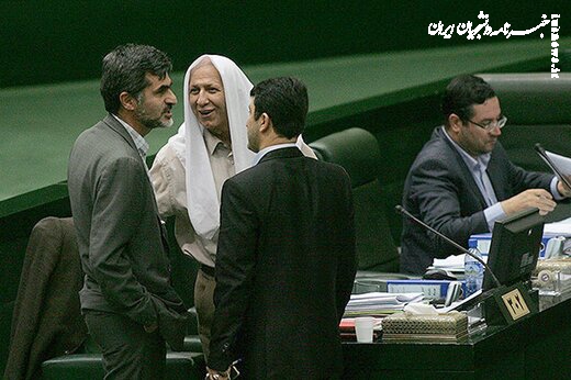 در دادگاه اسناد و مدارک ارائه می کنم 