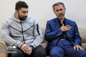 تصاویر| اهدای مدال ملی پوش بدنساز به خانواده شهید علی وردی
