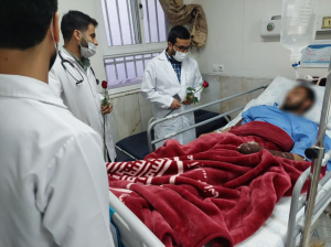 عیادت کادر درمان و دانشجویان از مجروحان حمله تروریستی اصفهان+عکس