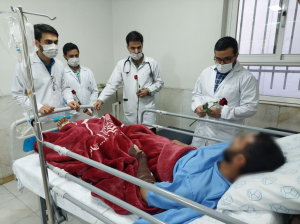 عیادت کادر درمان و دانشجویان از مجروحان حمله تروریستی اصفهان+عکس