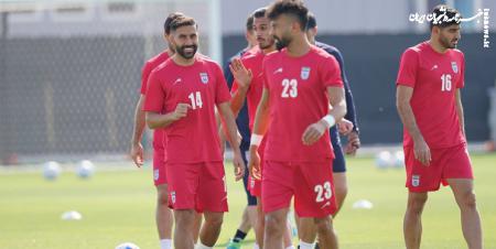 بازیکنان ایران بعد از بازی مقابل انگلیس یک ساعت در رختکن ماندند