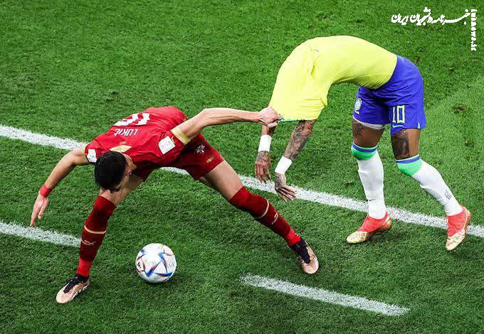 متوقف کردن عجیب نیمار در بازی برزیل صربستان/ فغانی چرا به نیمار کارت نداد؟ +عکس