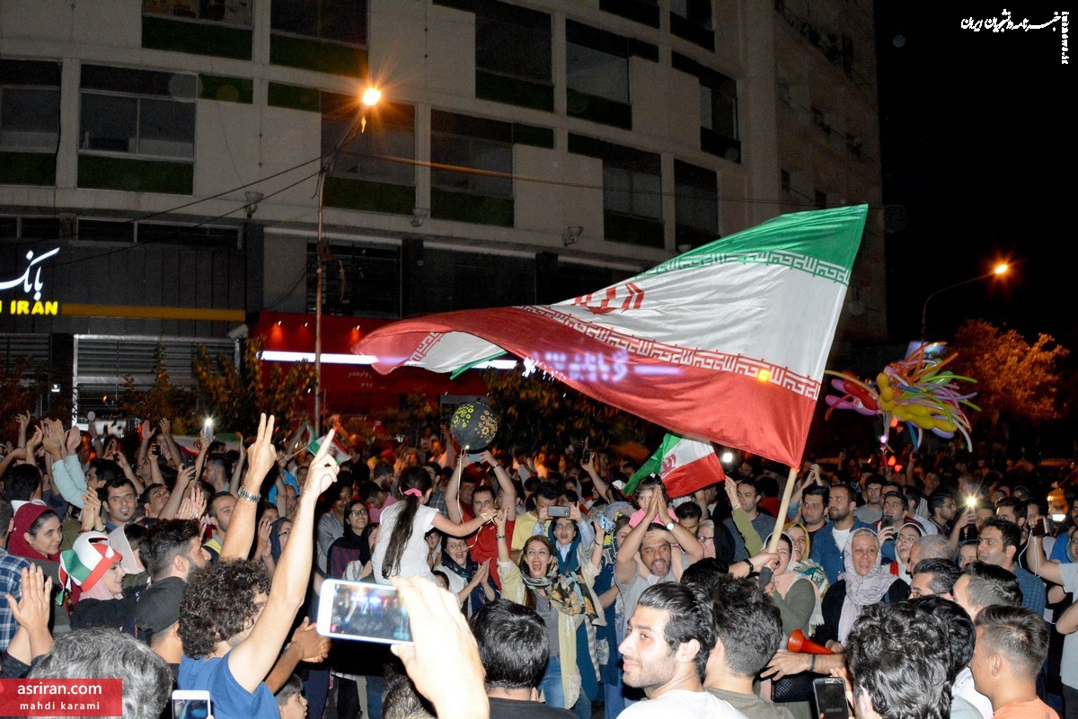 پخش شیرینی در دانشگاه شریف برای پیروزی تیم ملی ایران