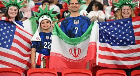 پرچم ایران در دست هواداران آمریکایی حاضر در استادیوم الثمامه
