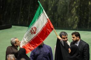 دور افتخار نمایندگان مجلس با پرچم ایران +عکس