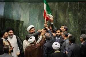 دور افتخار نمایندگان مجلس با پرچم ایران +عکس