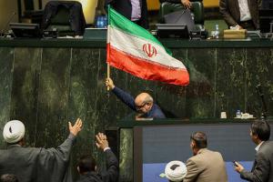 دور افتخار نمایندگان مجلس با پرچم ایران +عکس