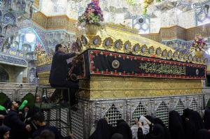 تصاویر| سیاه‌پوش شدن حرم حضرت معصومه (س) در آستانه فاطمیه