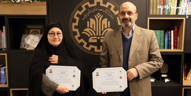  اعطای دانشنامه شهید علیمحمدی به همسرش