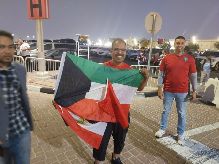 یک تماشاگر با پرچم کشور فلسطین در ورزشگاه دیدار رده بندی جام جهانی