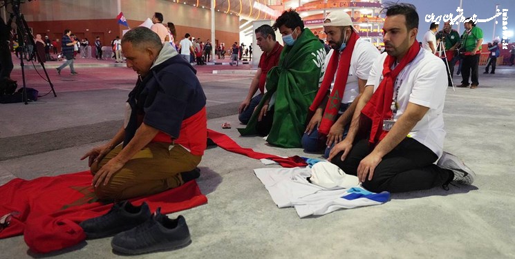 اقامه نماز پیش از دیدار رده‌بندی جام جهانی