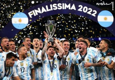 فیلم| حضور کاروان تیم ملی فوتبال آرژانتین در خیابان‌های دوحه قطر