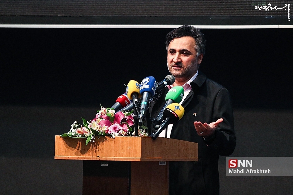 دانشجویان به روحیه بدهکاری روی بیاورید و به کشور خدمت کنند