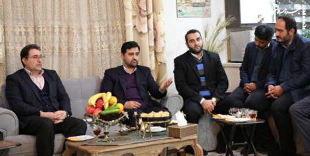 مسؤولان وزارت علوم با خانواده شهید خباز دیدار کردند