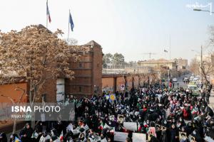 تجمع اعتراضی دانش‌آموزان مقابل سفارت فرانسه