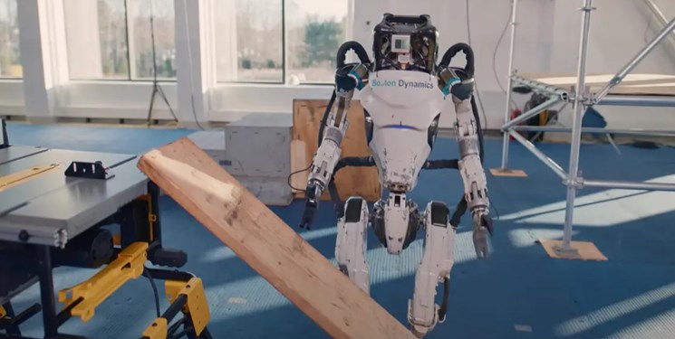فیلم| بلند کردن ابزار سنگین و پرتاب آن توسط یک ربات