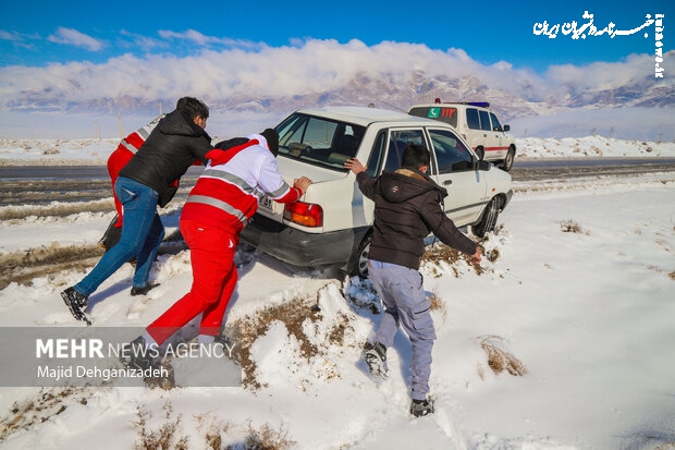امدادرسانی به ۳ خانواده گرفتار در برف جوانرود