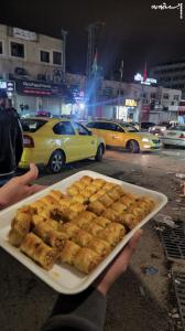 عکس| پخش شیرینی در فلسطین برای هلاکت ۸ صهیونیست