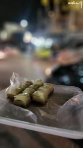 عکس| پخش شیرینی در فلسطین برای هلاکت ۸ صهیونیست