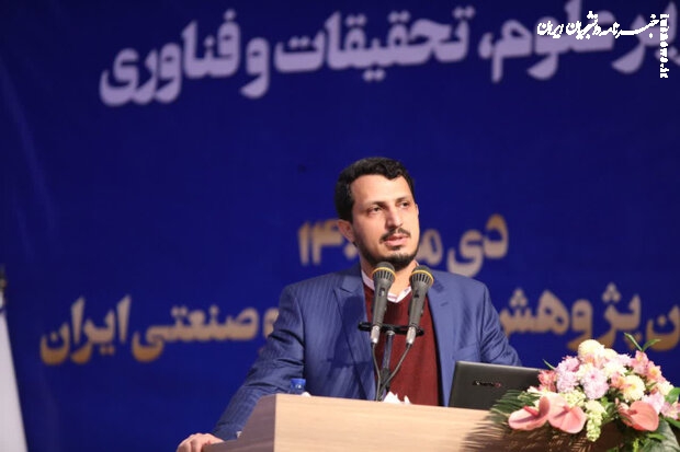 زمینه جذب نخبگان در حوزه فناوری اطلاعات فراهم نیست
