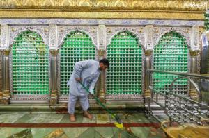 عکس| غبارروبی صحن و سرای امیرالمومنین(ع)