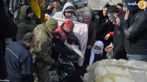 تصاویر |‌ لحظه دلهره آور نجات کودک ۱۵ ماهه در ترکیه که ۳۱ ساعت زیر آوار بود